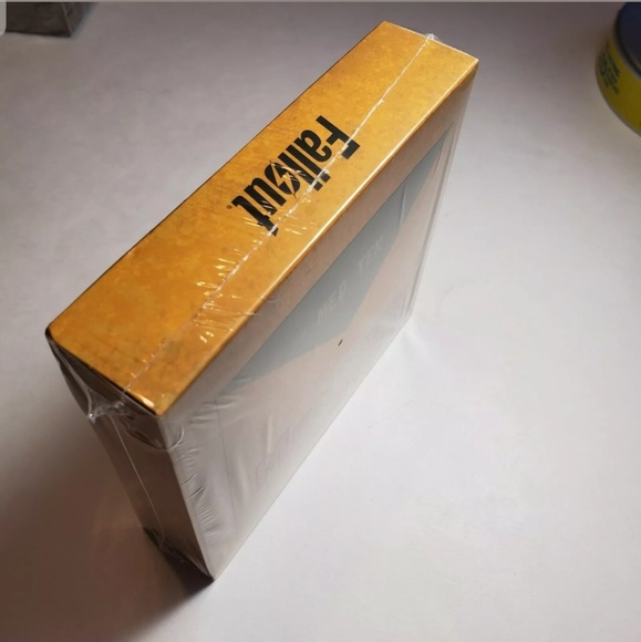 Fallout 76 Med Tek Mentats Crew Socks New Official - Picture 5 of 5